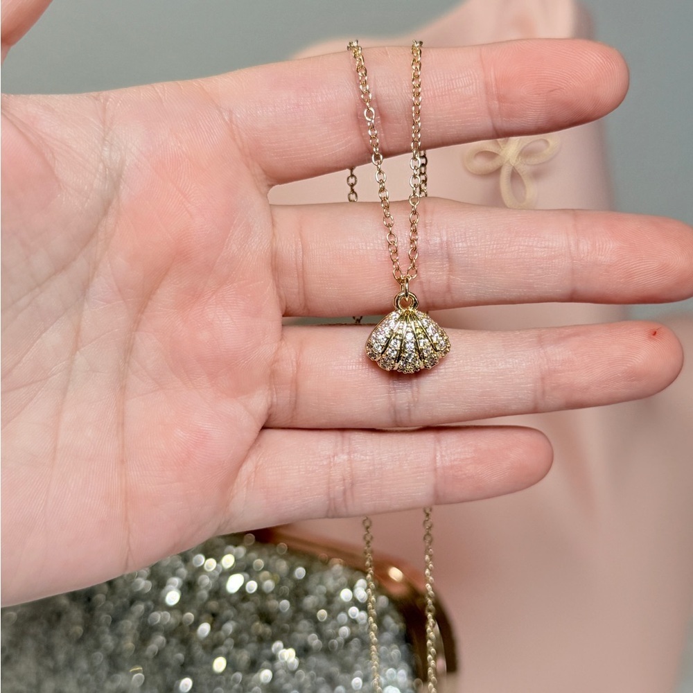 Elegant Gold Shell Pendant Necklace - Picture 10 of 10